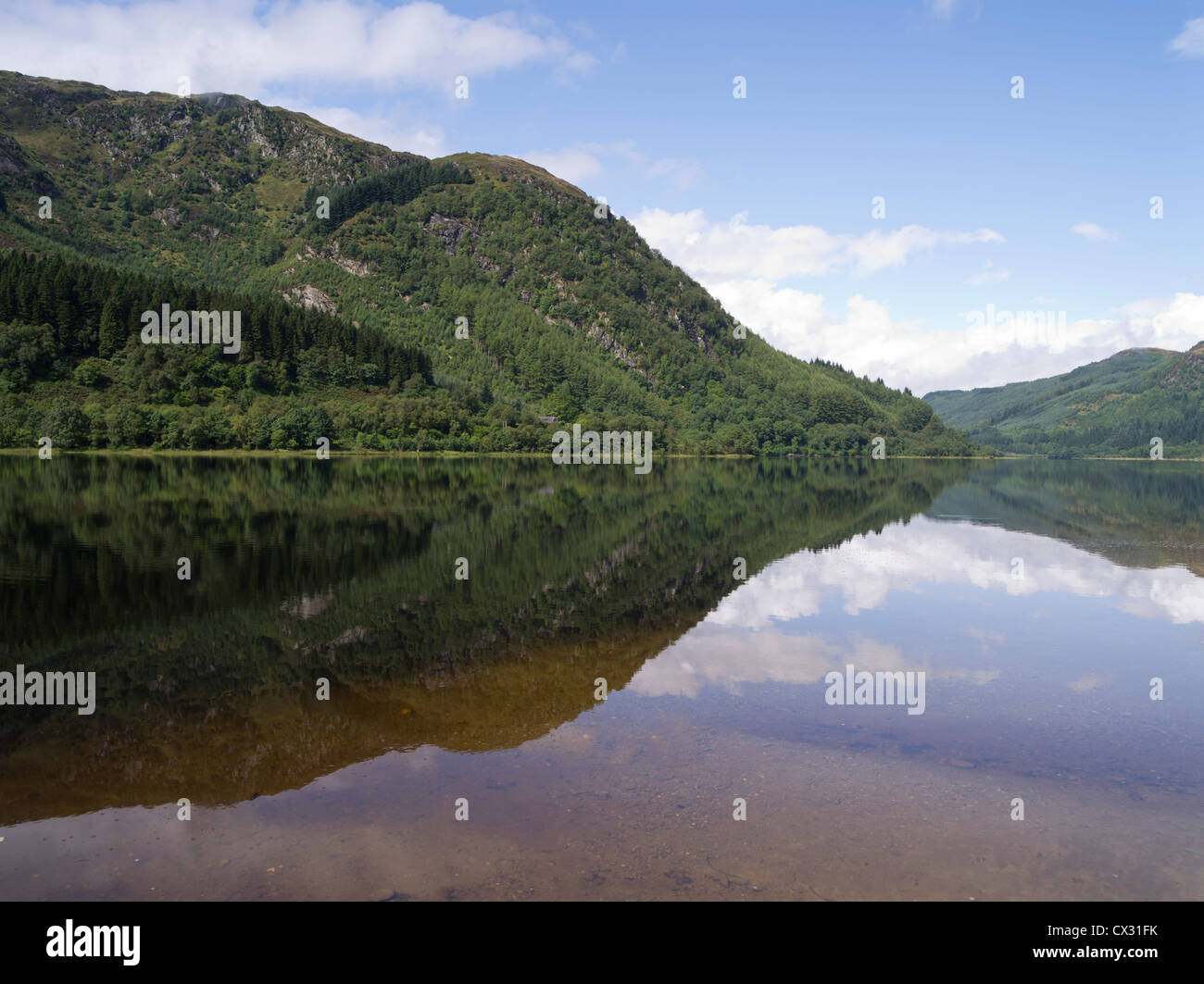 dh Loch Lubnaig parc des trossachs STRATHYRE STIRLINGSHIRE réflexion des arbres forestiers Trossach National Highlands pittoresque lochside scotland calme Banque D'Images