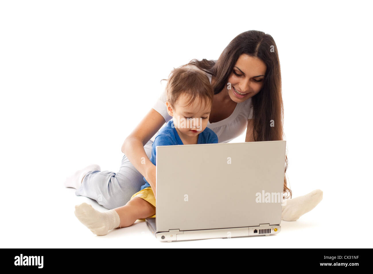 La mère et le fils avec un ordinateur portable ensemble isolated on white Banque D'Images
