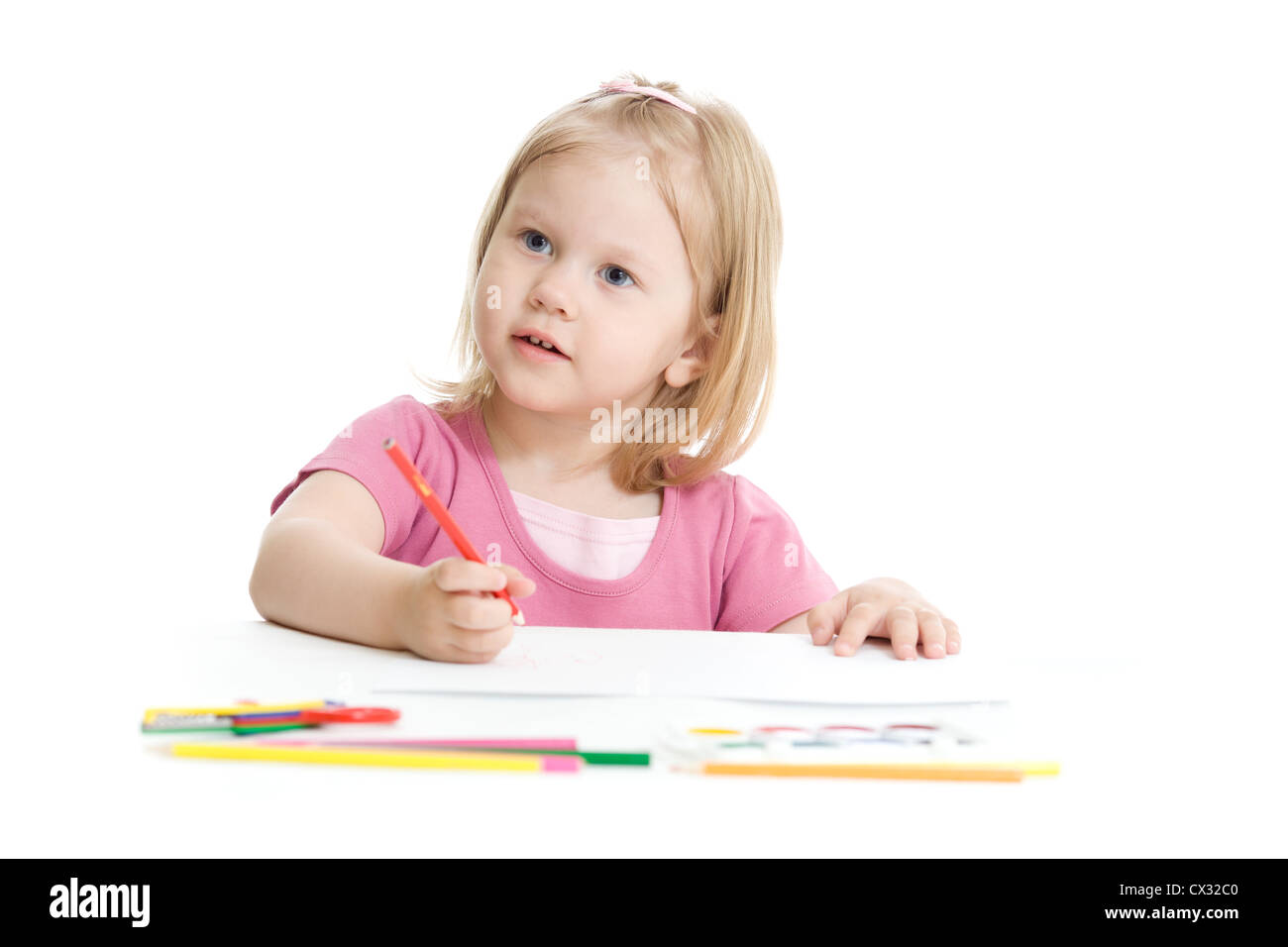 Petite fille avec crayon rouge isolé Banque D'Images