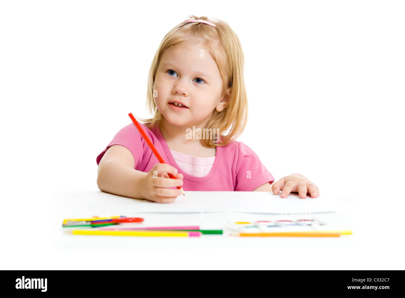 Petite fille avec crayon rouge isolé Banque D'Images