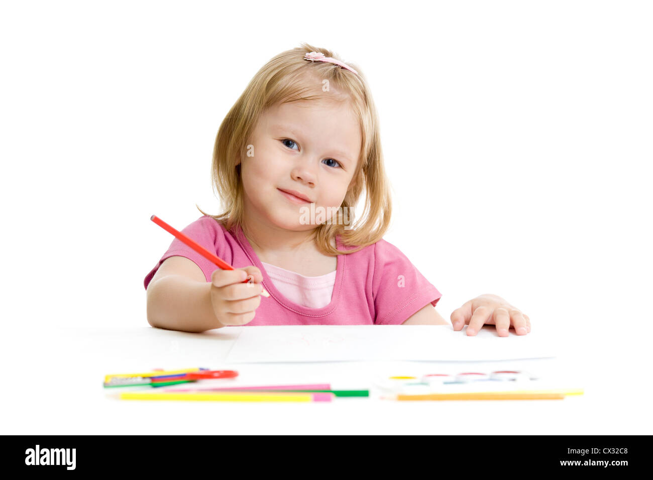 Petite fille avec crayon rouge isolé Banque D'Images