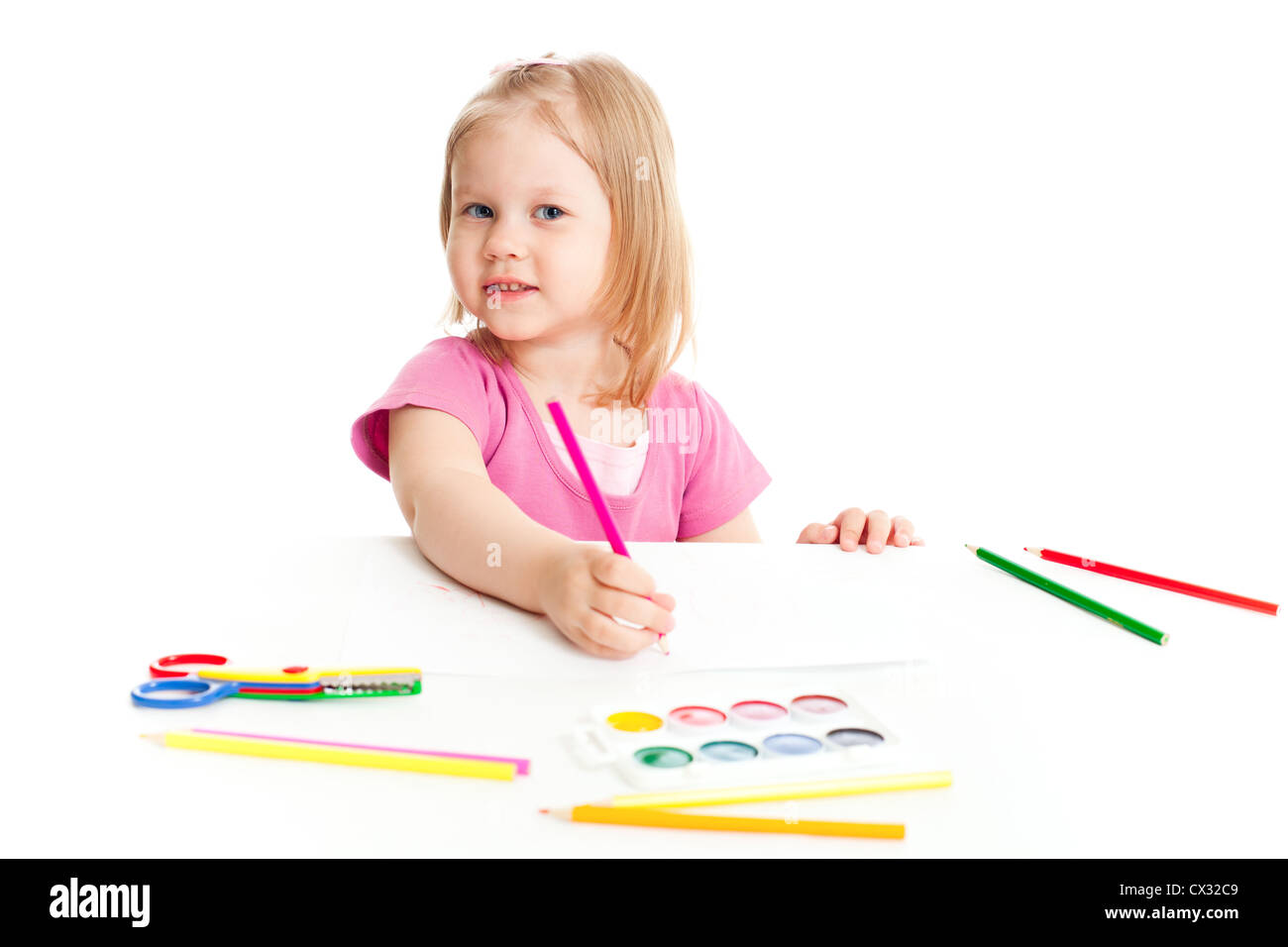 Petite fille avec crayon rouge isolé Banque D'Images