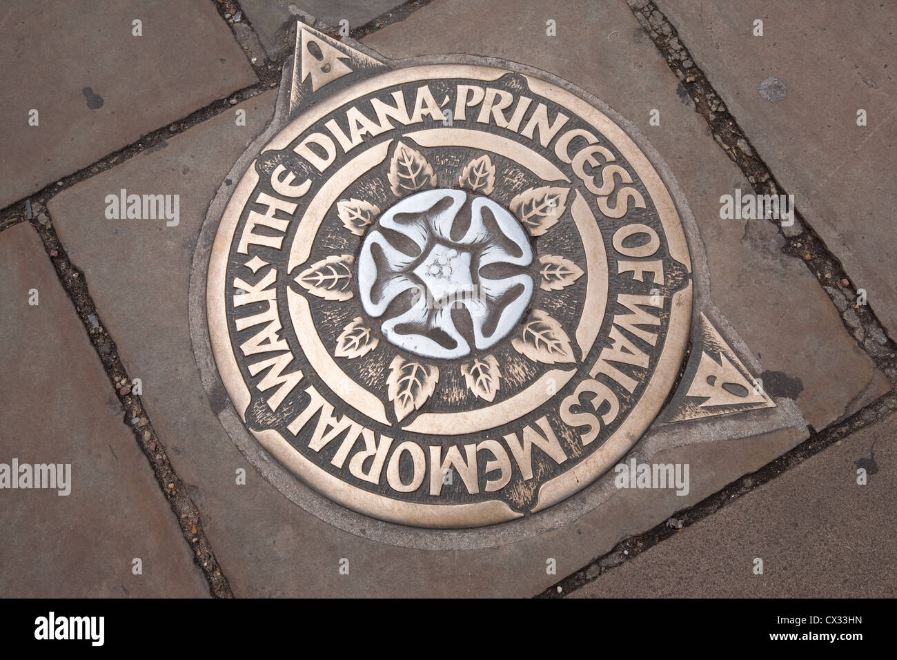 Diana Princess of Wales Memorial à pied affiche à l'extérieur de Buckingham Palace, London, England, UK Banque D'Images