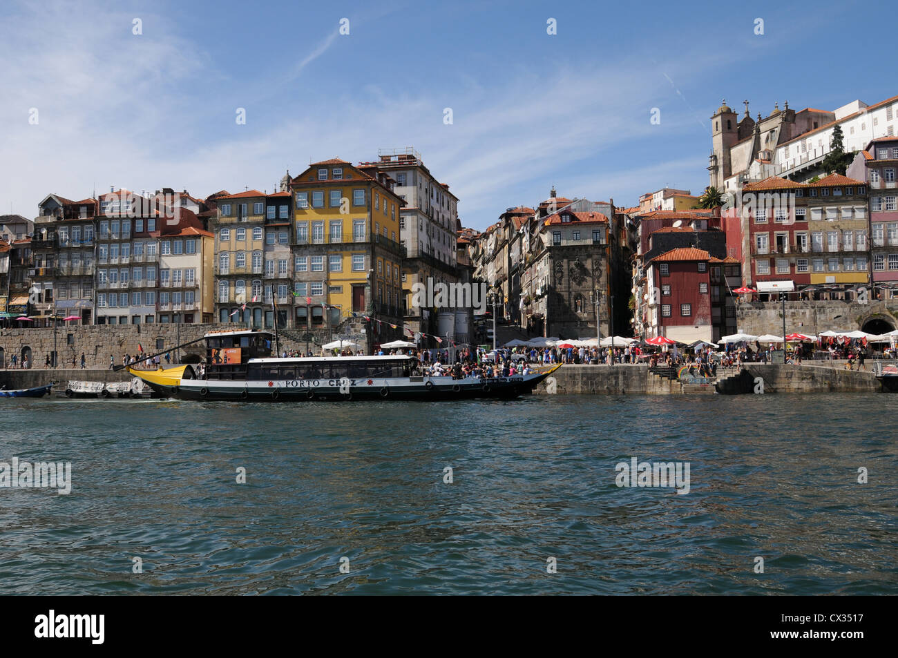 Bâtiments sur les rives de la rivière Douro, Porto, Portugal Banque D'Images