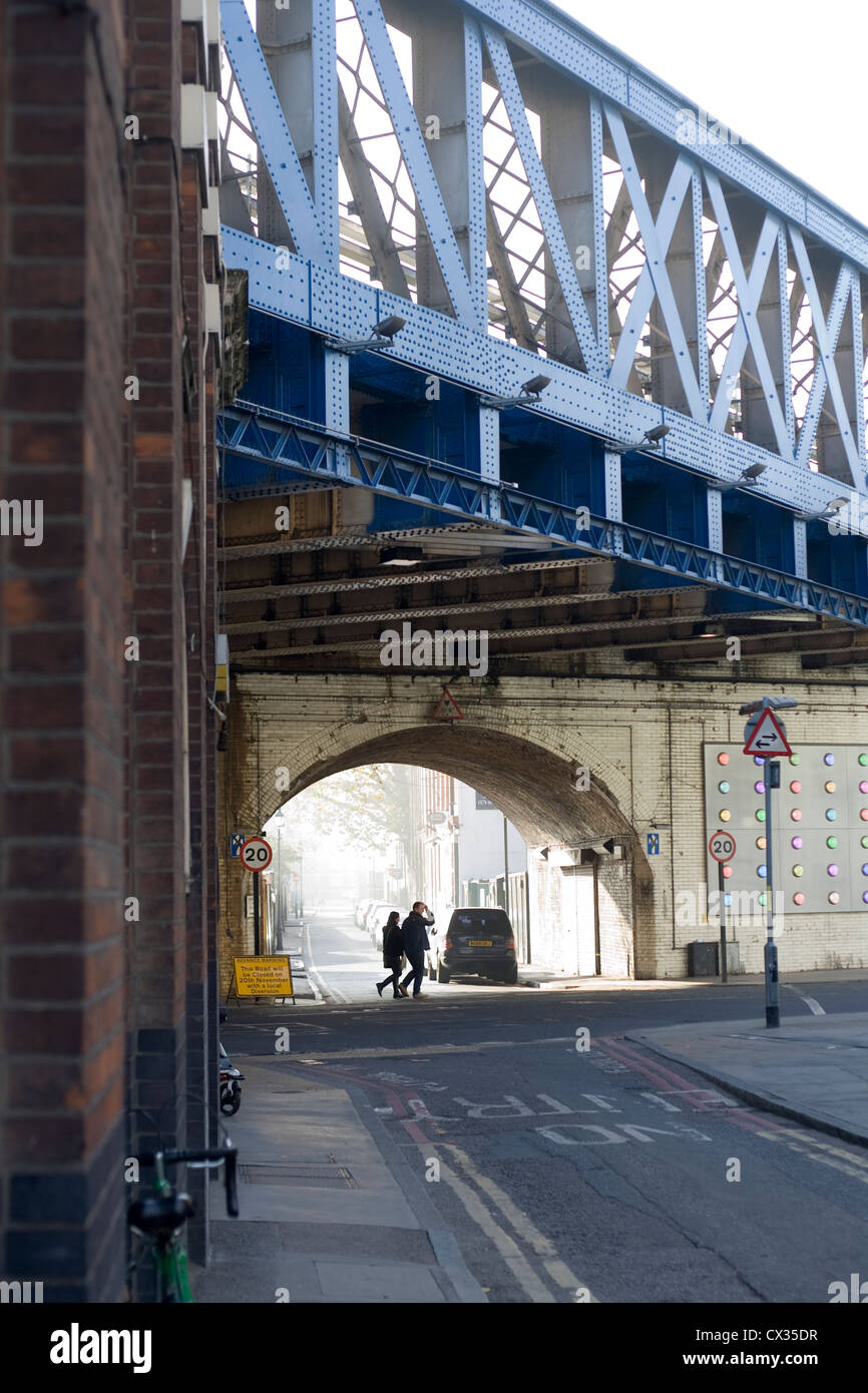 Pont de fer peintes en bleu clair avec voûte au-dessus de Road, Londres SW1 Banque D'Images
