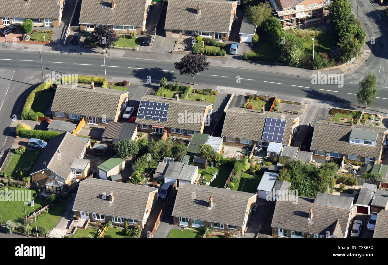 Vue aérienne des panneaux solaires sur un toit de maison privée Banque D'Images