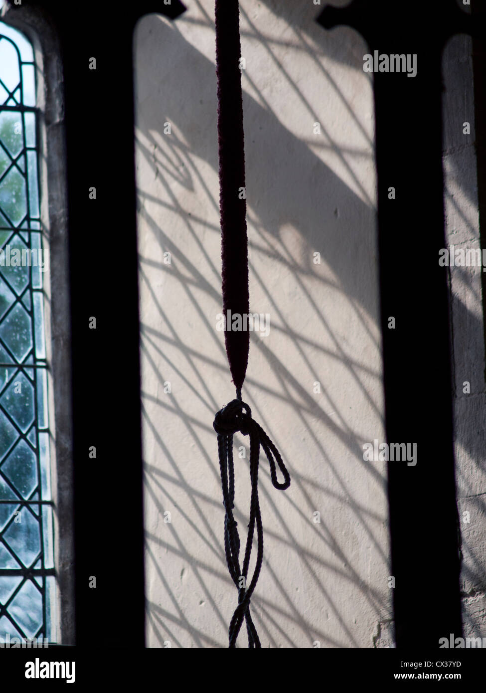La corde d'une cloche dans une église de Suffolk, Angleterre. Banque D'Images