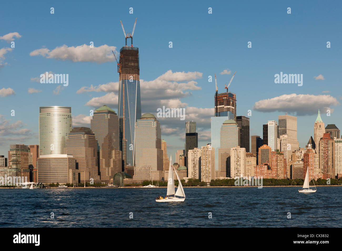 Voiliers la brise de capture sur la rivière Hudson sur un après-midi d'été en face de la skyline de Manhattan à New York City. Banque D'Images