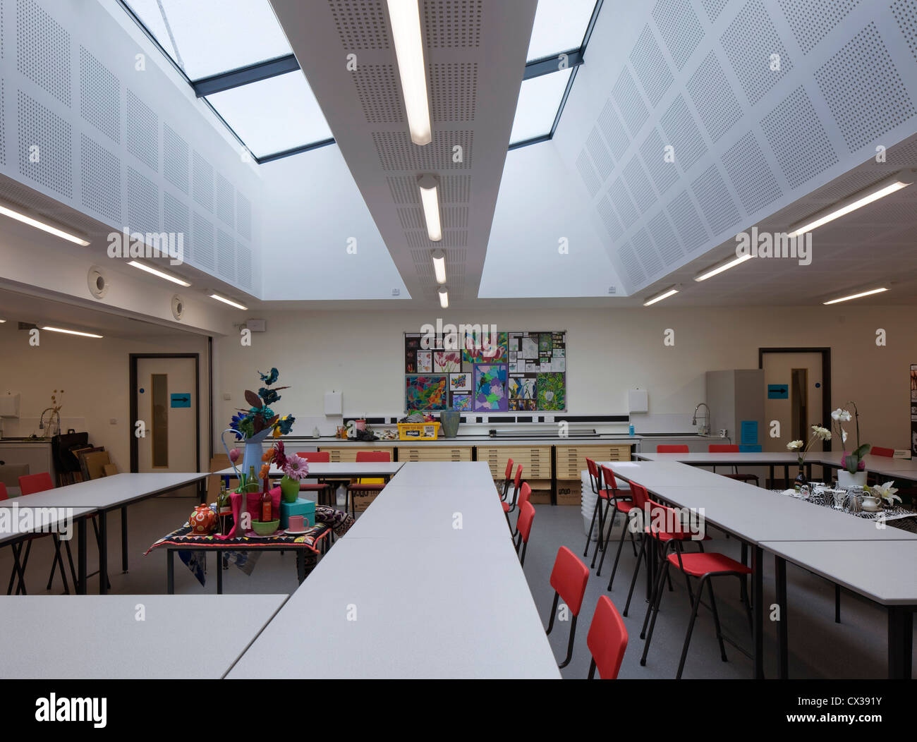 Colston's Girls' School, Bristol, Royaume-Uni. Architecte : Walters et Cohen Ltd, 2011. Intérieur en classe avec puits. Banque D'Images