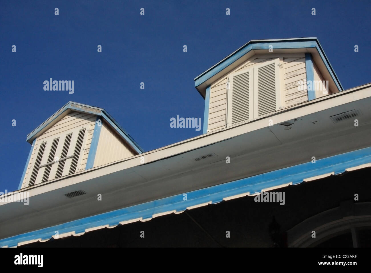 Bahams house et ciel bleu en journée ensoleillée, Nassau. Banque D'Images