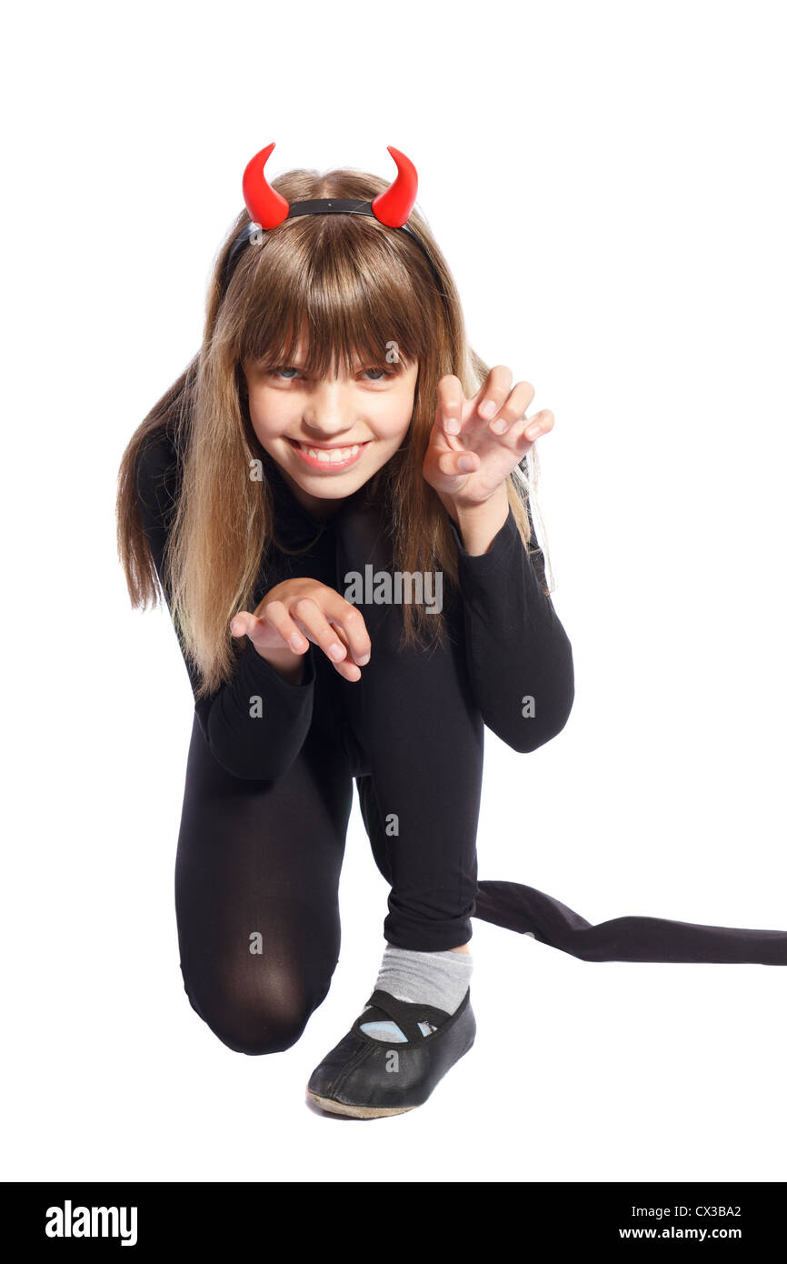 Girl in costume agitant sa queue sur un fond blanc Banque D'Images