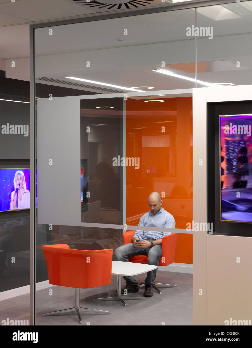 Meridian ITV Studio, Southampton, Royaume-Uni. Architecte : Moxon, 2011. Voir en zone de réception avec la figure. Banque D'Images