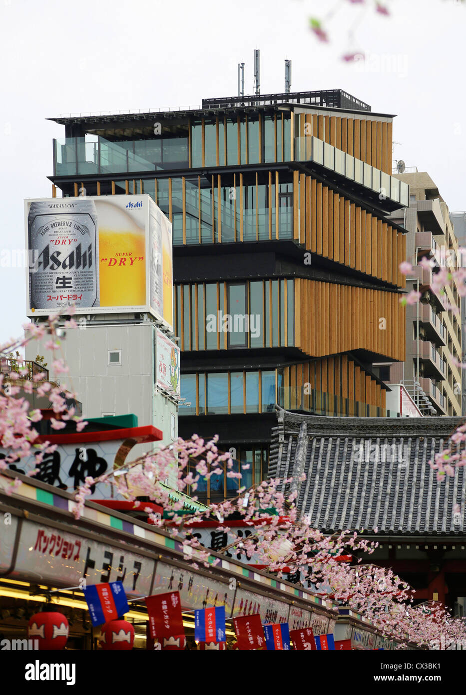 L'Infomation Centre d'Asakusa, Tokyo, Japon. Architecte : Kengo Kuma, 2012. Vue générale du temple Sensoji shopping centre. Banque D'Images