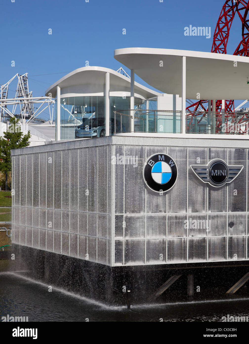 Pavillon du groupe BMW de 2012 à Londres, Londres, Royaume-Uni. Architecte : Serie architectes, 2012. Détail avec de l'eau cascadant faca Banque D'Images