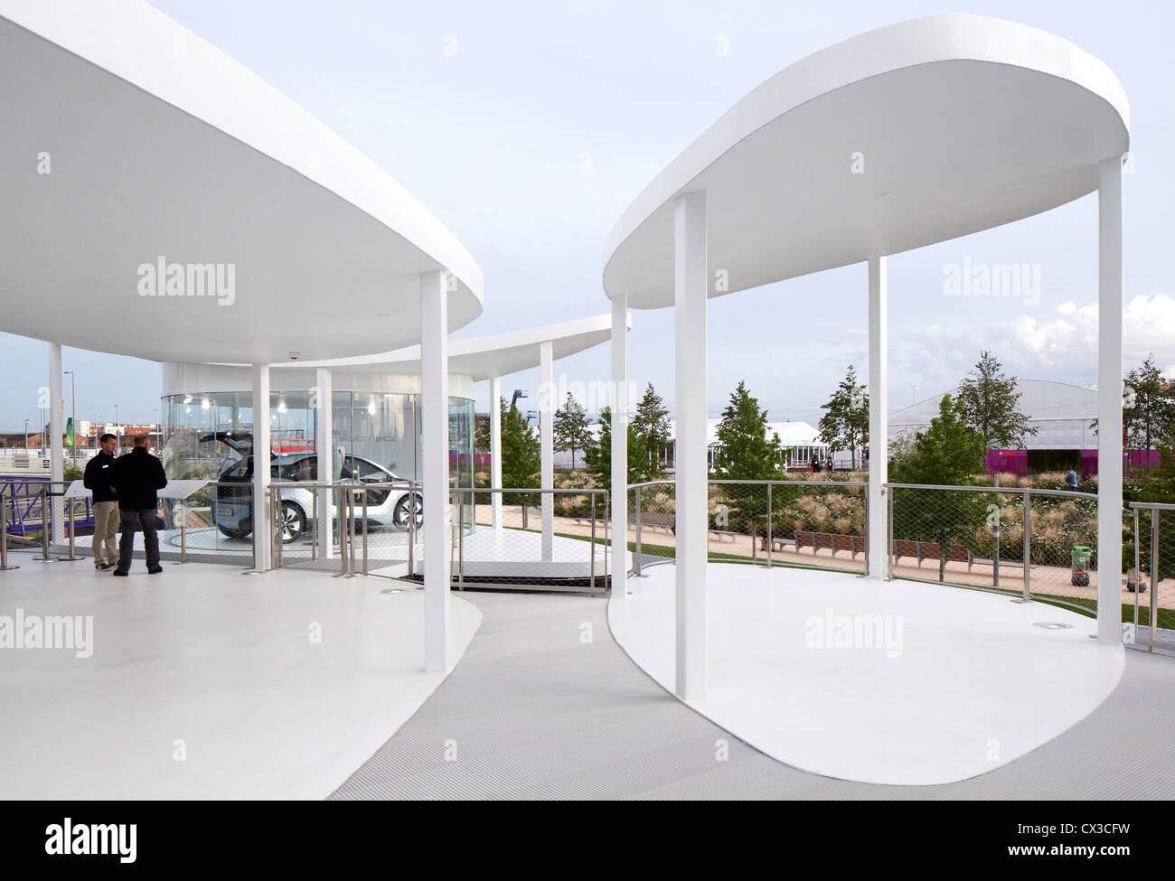 Pavillon du groupe BMW de 2012 à Londres, Londres, Royaume-Uni. Architecte : Serie architectes, 2012. Vue d'ensemble de niveau supérieur avec des voitures Banque D'Images