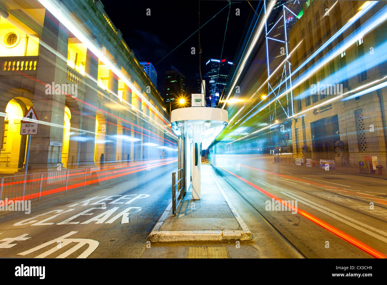 Le trafic important à Hong Kong de nuit Banque D'Images