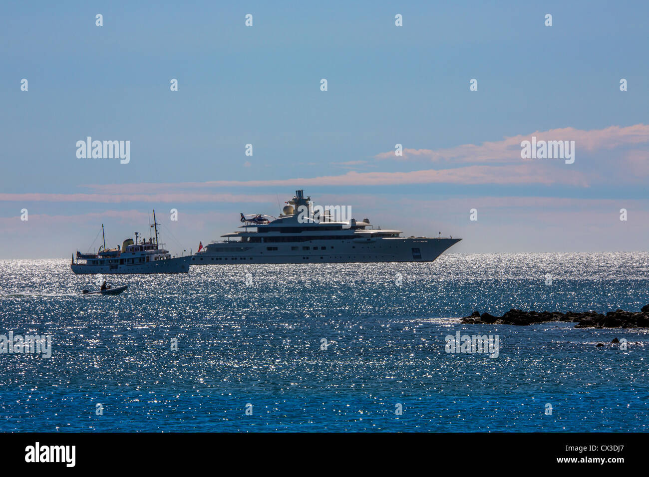 Yachts de luxe près de Saint Tropez sur la côte d'azur à la Côte d'Azur région du sud de la France. Banque D'Images