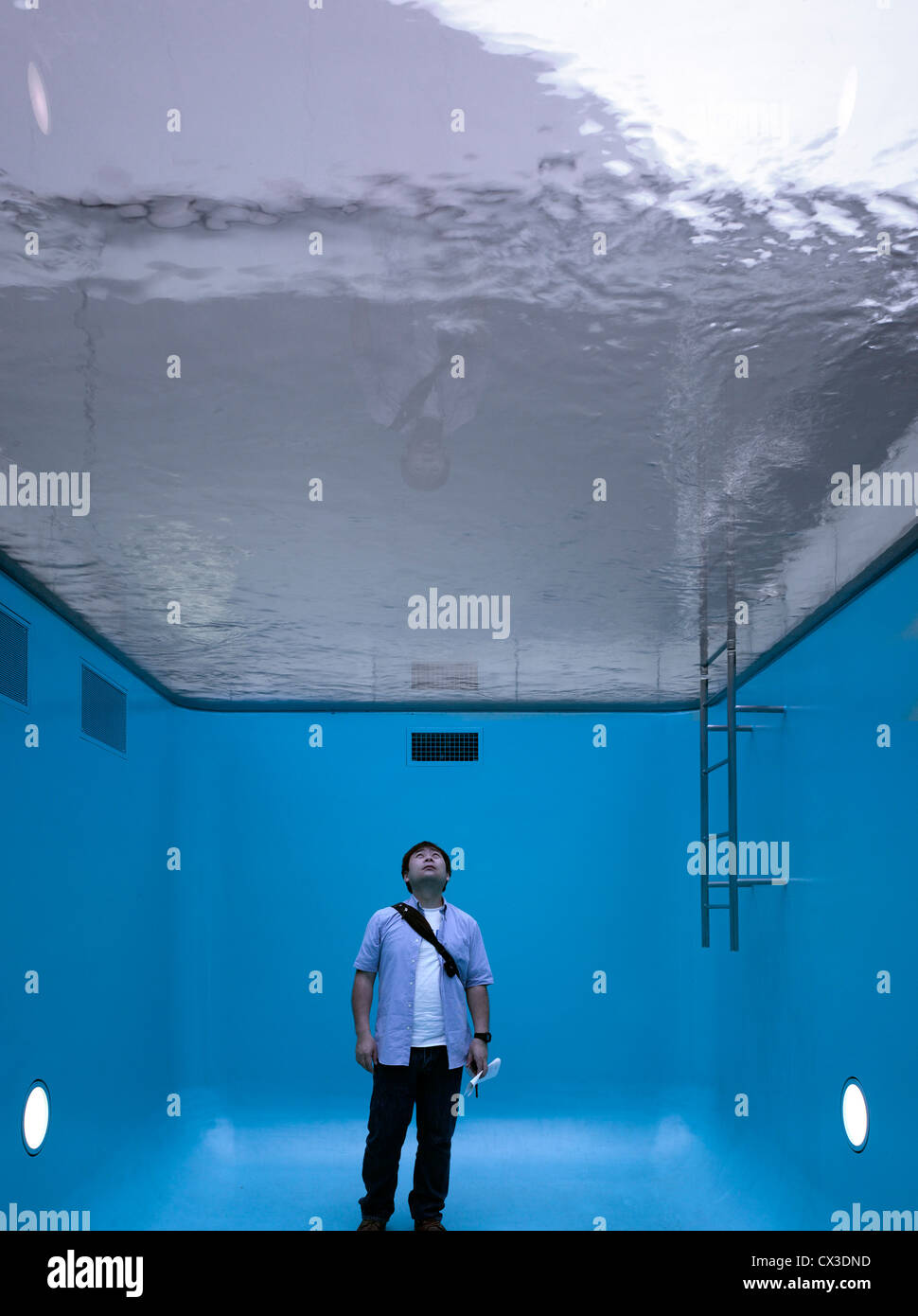 Musée du 21ème siècle, Kanazawa, Japon. Architecte : Sanaa, 2012. Vue montrant la figure solo au sein d'artiste argentin Leandro Erlichs Banque D'Images