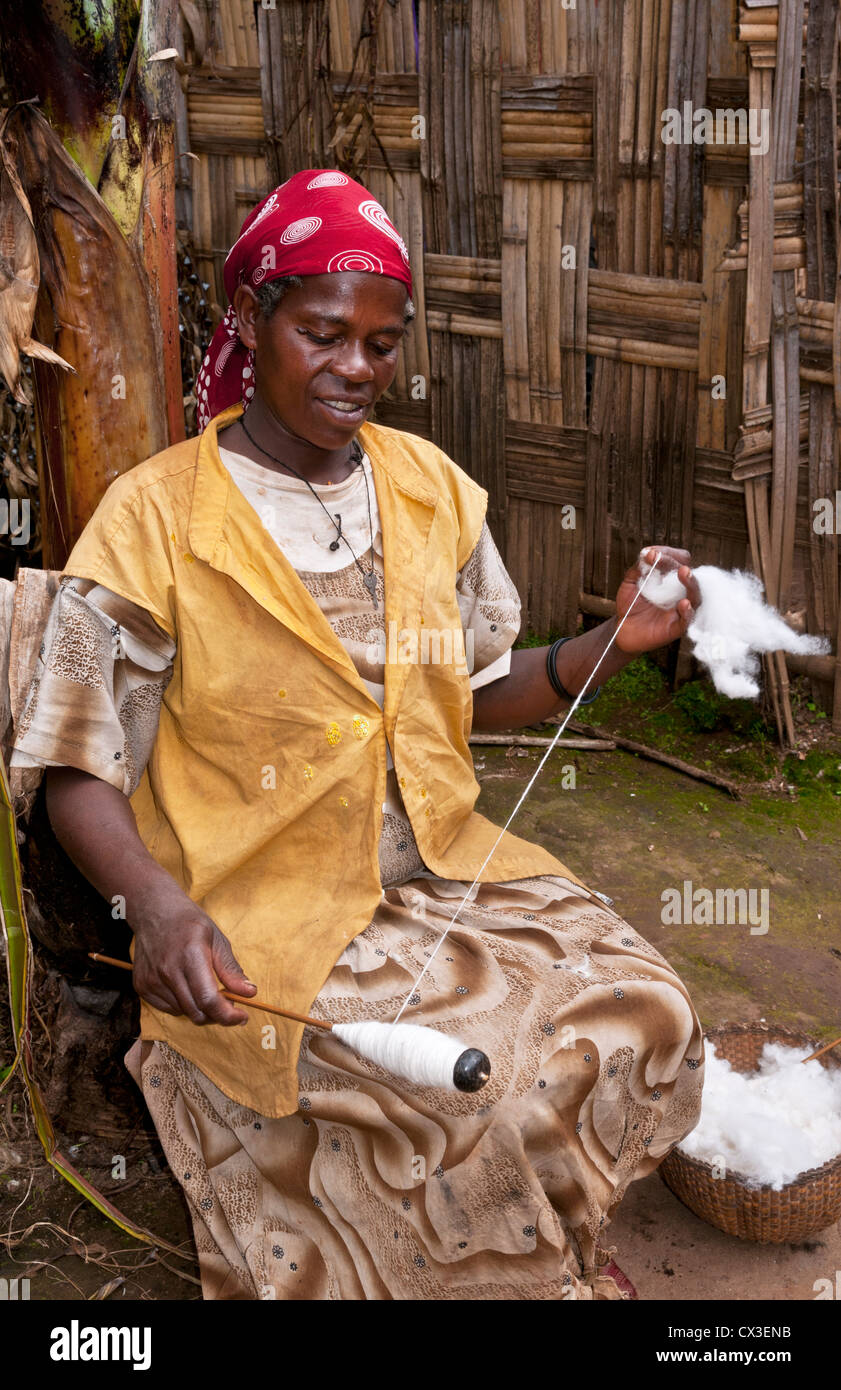 Arba Minch Chencha Éthiopie Afrique du village de la tribu Dorze femme locale filer le coton avec des méthodes traditionnelles et de la roue tournante # 12 Banque D'Images