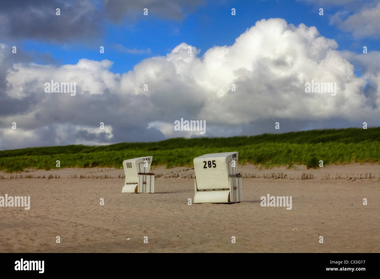 Chaises de plage, Plage, Coucher de soleil, Hoernum, Sylt, Schleswig-Holstein, Allemagne Banque D'Images