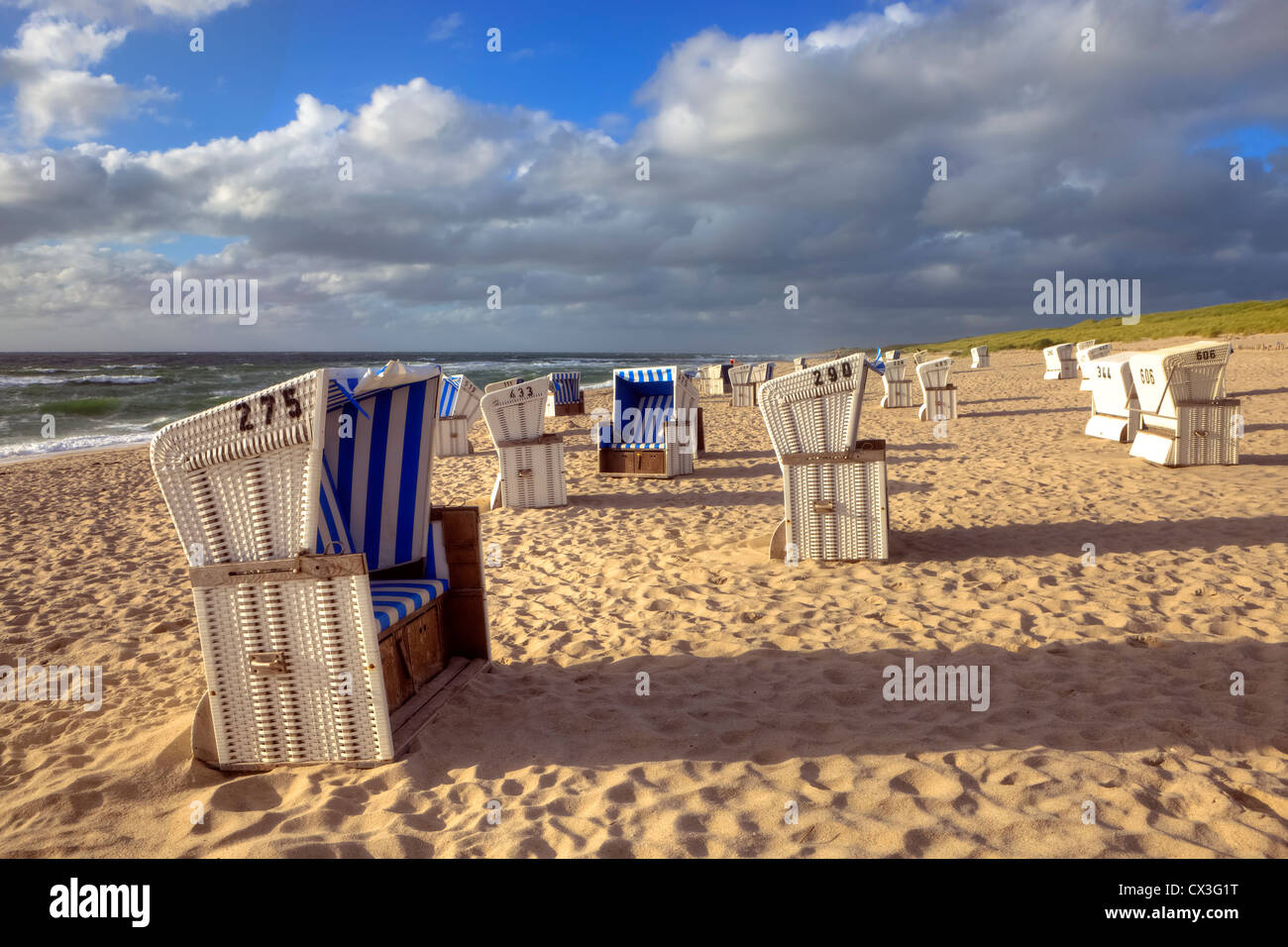 Chaises de plage, Plage, Coucher de soleil, Hoernum, Sylt, Schleswig-Holstein, Allemagne Banque D'Images