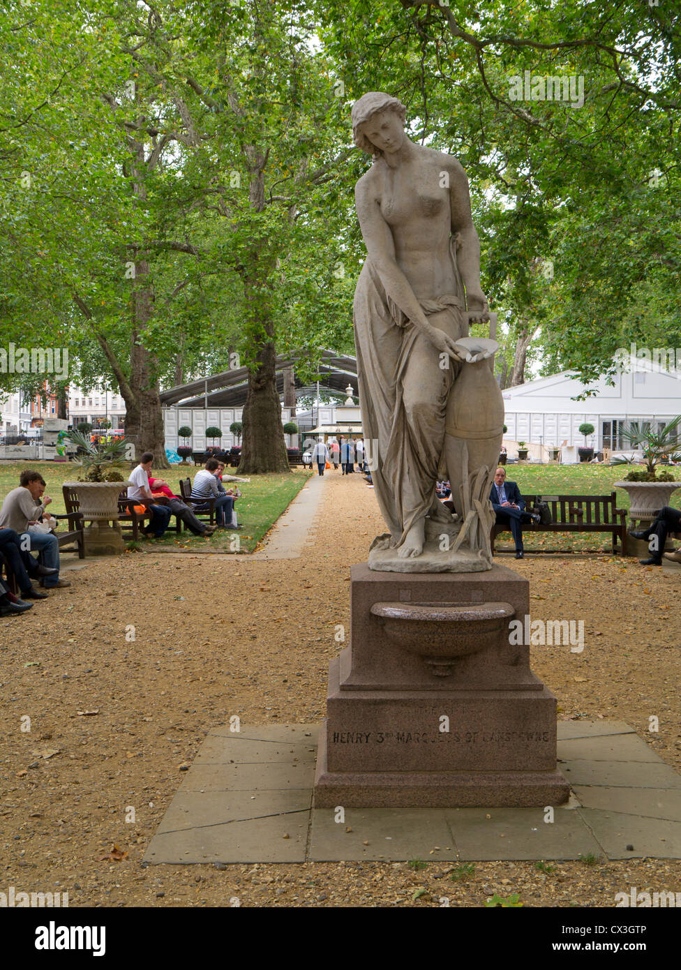 Berkeley Square figure de la nymphe tenant un vase débordant, Westminster London UK. Banque D'Images