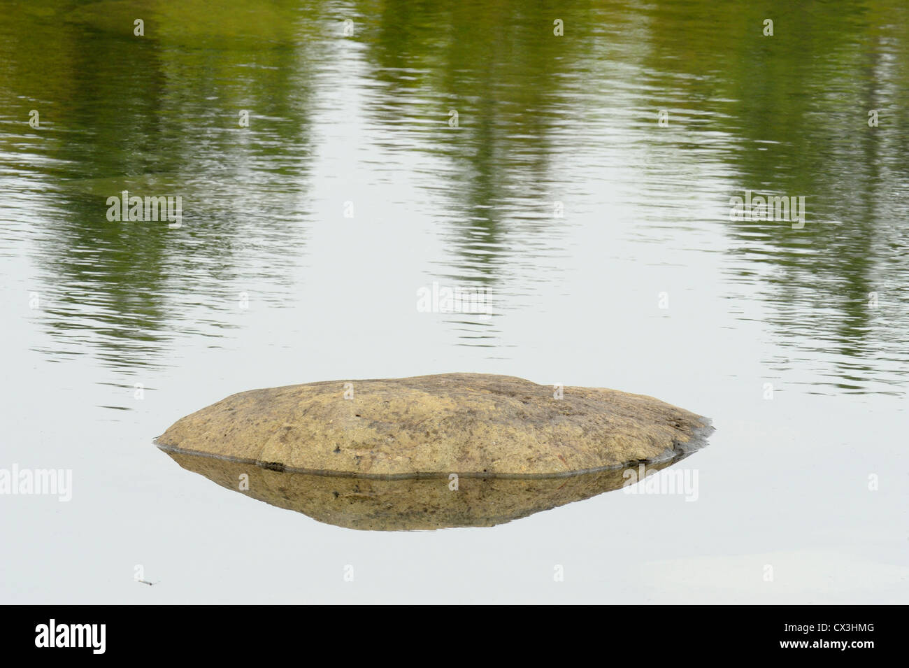 Réflexions de cèdres et de rochers dans le canal Nord, île La Cloche, Ontario, Canada Banque D'Images