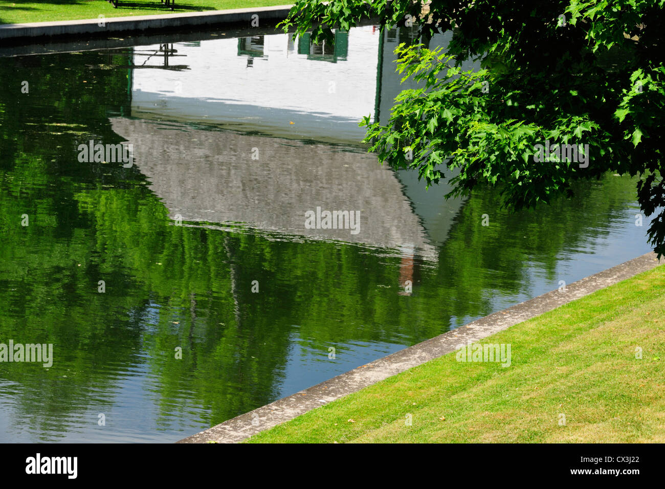 Maison de l'éclusier reflétée dans les eaux de l'écluse de Kingston Mills, moulins de Kingston, Ontario, Canada Banque D'Images