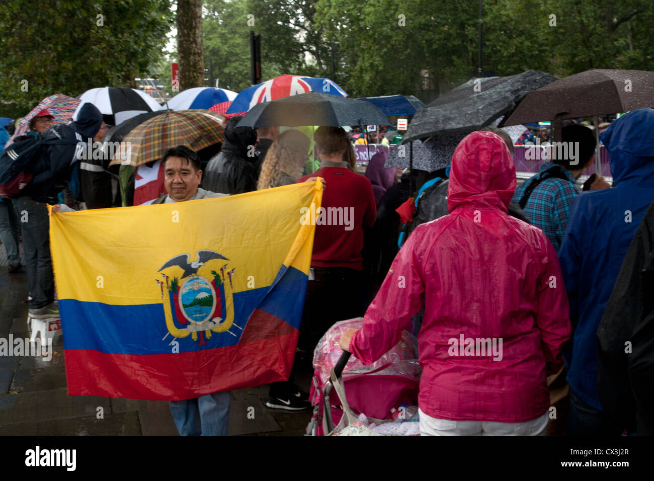 Partisan avec drapeau équatorien de la femme au marathon des Jeux Olympiques de Londres Victoria Embankment London England Banque D'Images