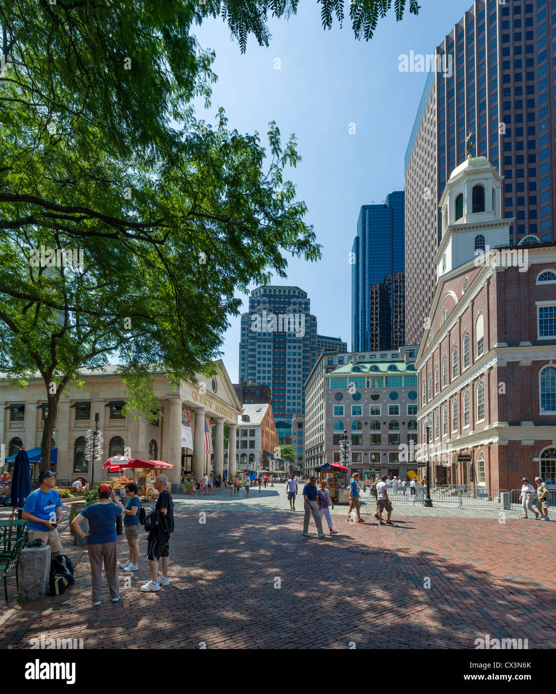 Quincy market et Faneuil Hall à gauche à droite, à la fois sur la piste