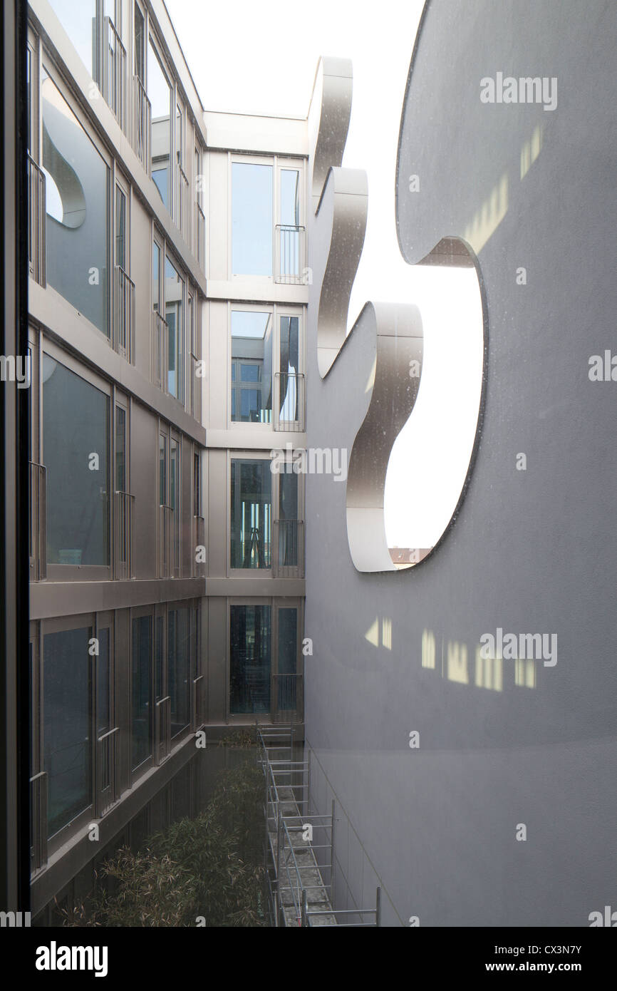 JOH3, Berlin, Allemagne. Architecte : J. Mayer H., 2012. Cour intérieure avec mur coupe. Banque D'Images