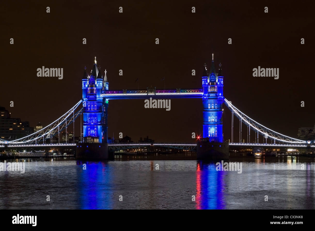 Nouvel éclairage (Tower Bridge, Londres, Royaume-Uni. Architecte : Horace Jones, 2012. Vue sur le Tower Bridge la capture d'un nouvel éclairage sys Banque D'Images