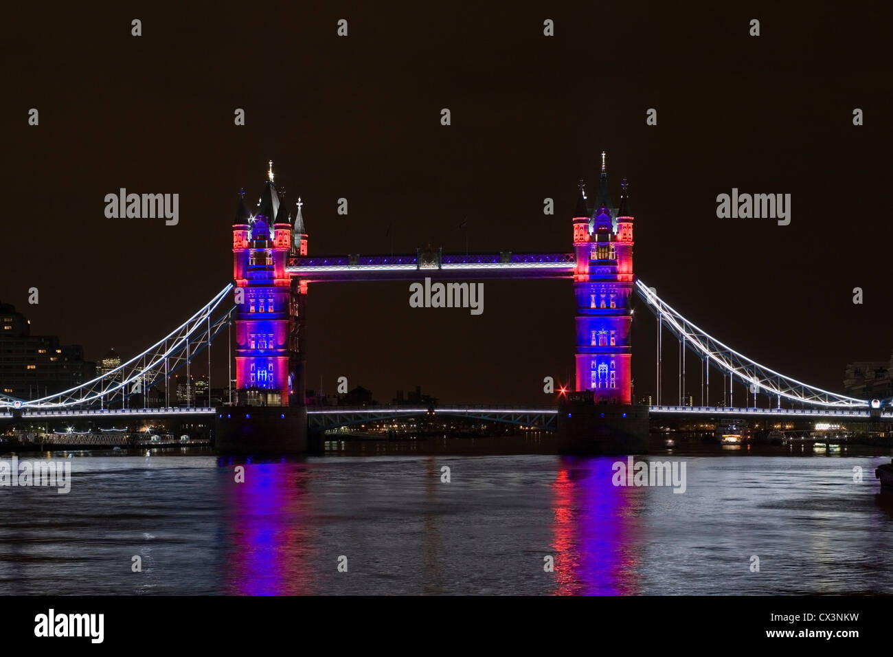 Nouvel éclairage (Tower Bridge, Londres, Royaume-Uni. Architecte : Horace Jones, 2012. Vue sur le Tower Bridge la capture d'un nouvel éclairage sys Banque D'Images