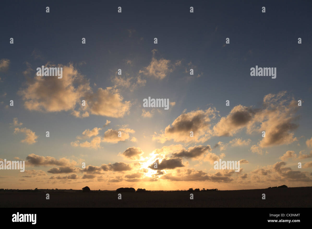 Coucher du soleil avec des nuages Banque D'Images Coucher du soleil avec des nuages Banque D'Images