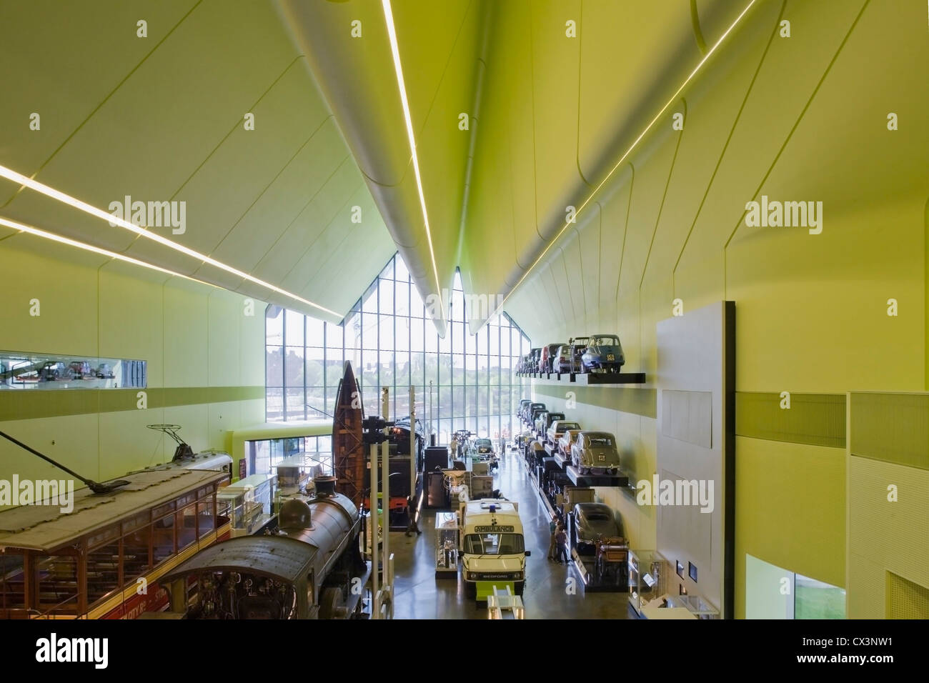 Glasgow Riverside Museum of Transport, Glasgow, Royaume-Uni. Architecte : Zaha Hadid Architects, 2012. vue de l'intérieur. Banque D'Images