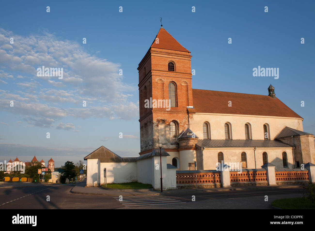 L'Église catholique évêque de Saint-Nicolas et Mirsky complexe du château de Mir, Karelichy Voblast de Hrodna, en Biélorussie,. Banque D'Images