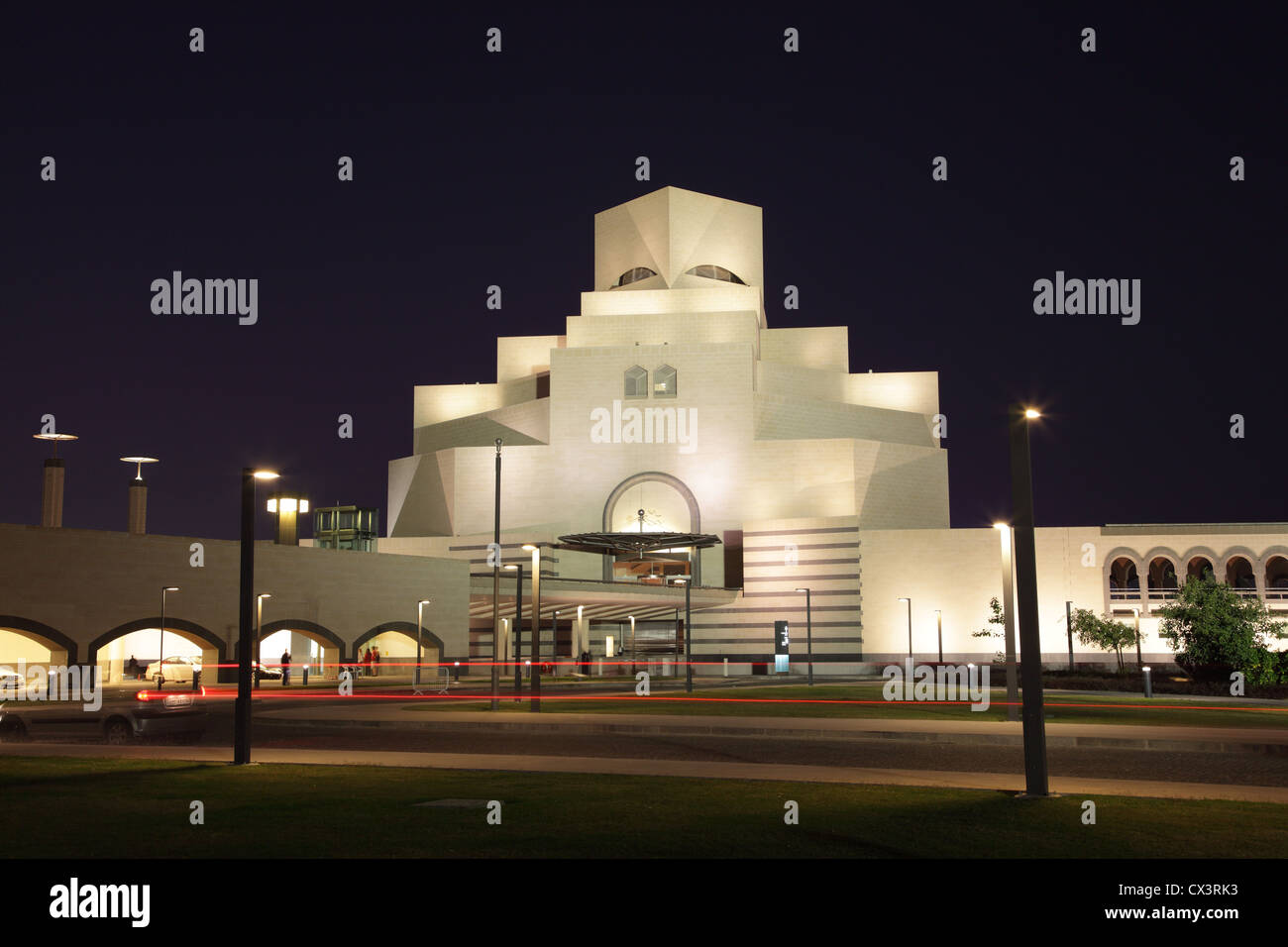 Musée d'Art islamique de Doha est éclairée la nuit. Le Qatar, au Moyen-Orient Banque D'Images