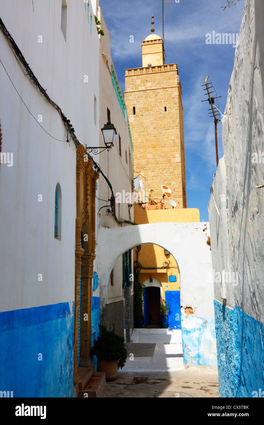 Kasbah des Udayas lane avec minaret Rabat Maroc Banque D'Images