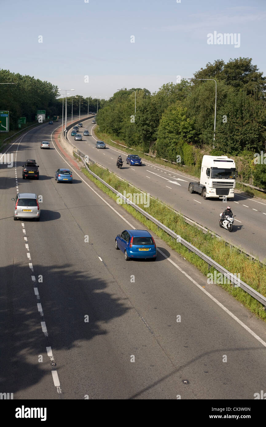 A27 à deux voies, Havant contourner, à l'ouest de la passerelle sur août agréable dimanche matin avec le trafic mixte Banque D'Images