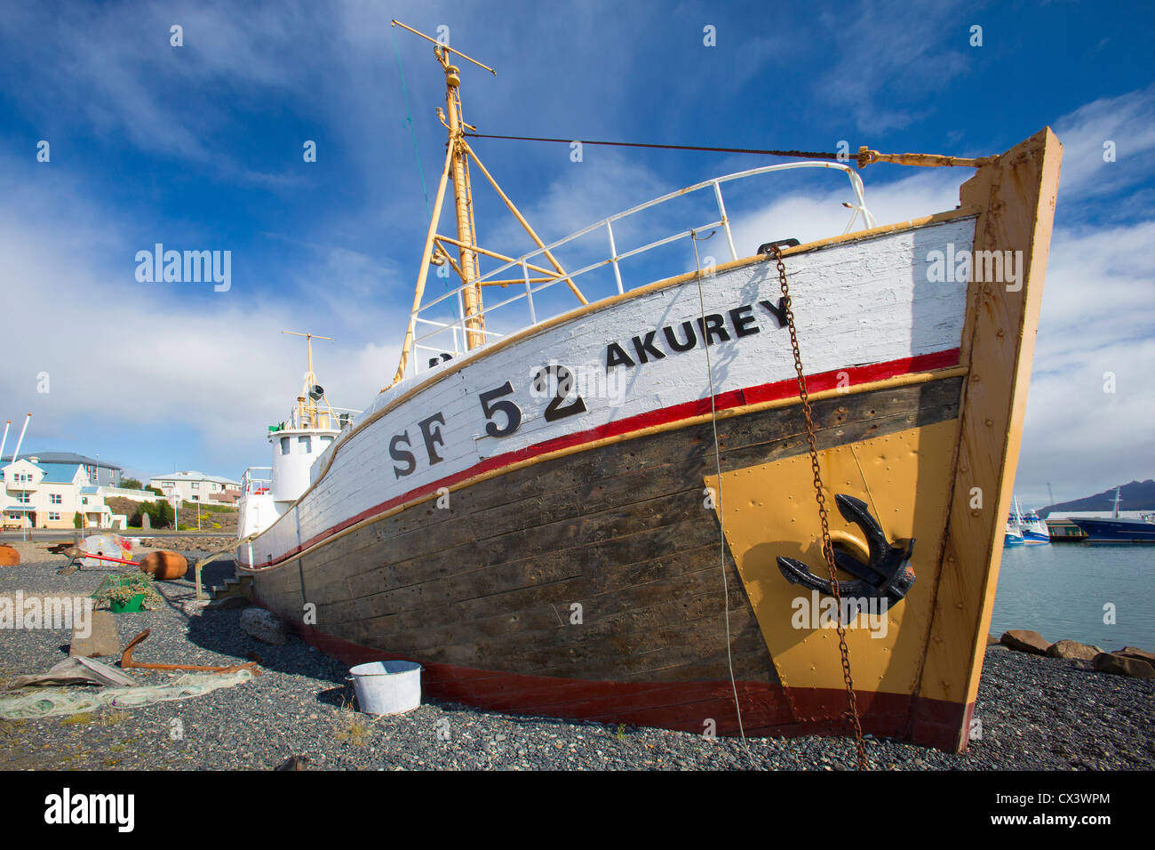 Bateau de pêche, SF 52 Akurey, sur l'écran comme un monument situé au port de Höfn Höfn Í (Hornafirđi), au Sud Est de l'Islande Banque D'Images Bateau de pêche, SF 52 Akurey, sur l'écran comme un monument situé au port de Höfn Höfn Í (Hornafirđi), au Sud Est de l'Islande Banque D'Images