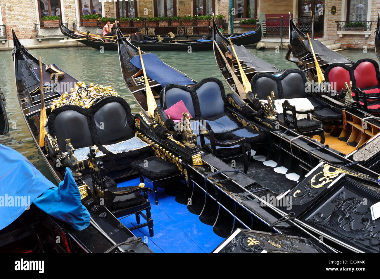 Sièges gondoles colorées, Venise, Italie. Banque D'Images