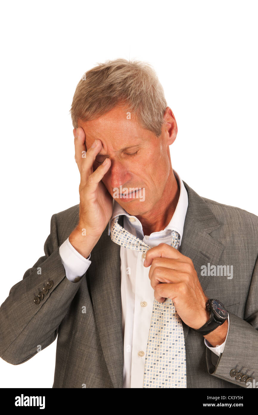 L'homme d'affaires fatigué avec maux de tête prend sa cravate off Banque D'Images