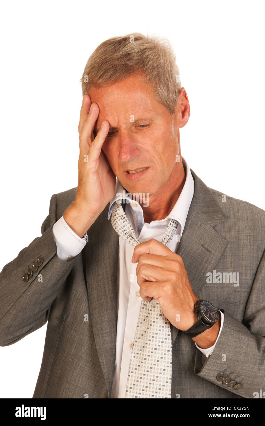 L'homme d'affaires déprimé avec maux de tête prend sa cravate off Banque D'Images