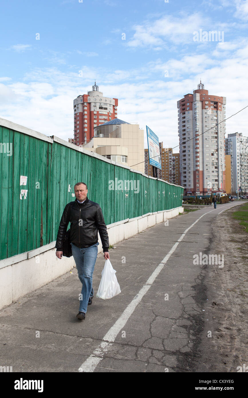 L'homme avec un sac en plastique dans la périphérie Osokorki à Kiev, Ukraine, Europe de l'Est. Banque D'Images