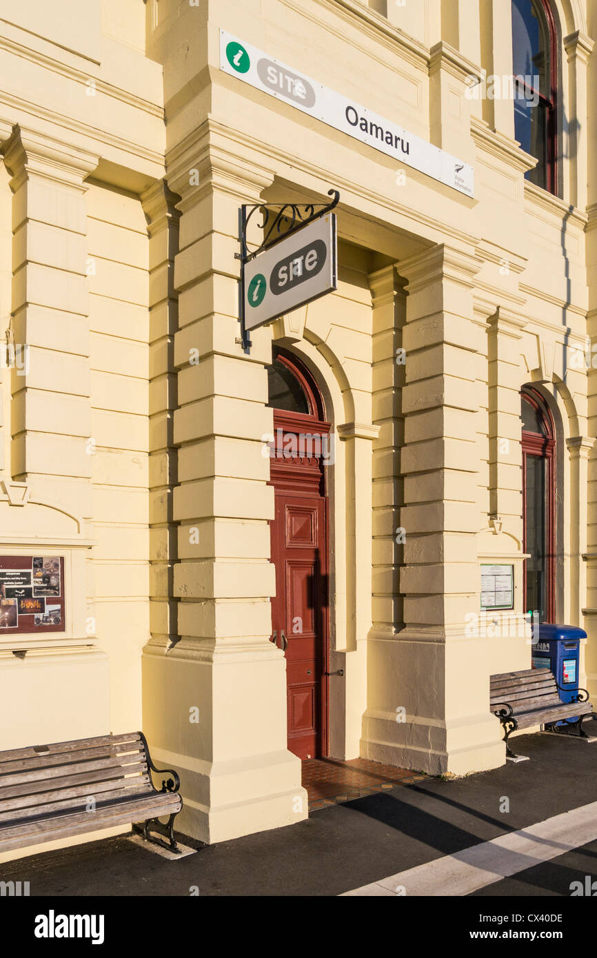 Entrée du syndicat d'initiative à Oamaru, Otago, Nouvelle-Zélande. C'est l'ancien bâtiment de la Banque de Nouvelle-Zélande. Banque D'Images