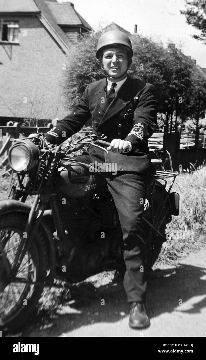 La Marine royale pendant la Seconde Guerre mondiale. Un agent de la RNVR sur une moto. Banque D'Images