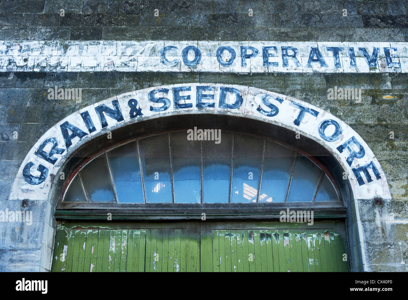 Signe au-dessus de la porte d'entrepôt, Co-operative, magasin de grains et de semences Harbour Street, Oamaru, Otago, Nouvelle-Zélande. Banque D'Images