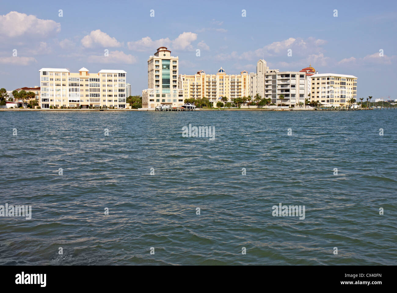 Voir des bâtiments sur le bord de la baie de Sarasota, Sarasota, Floride à partir de l'eau avec ciel bleu et nuages. Banque D'Images