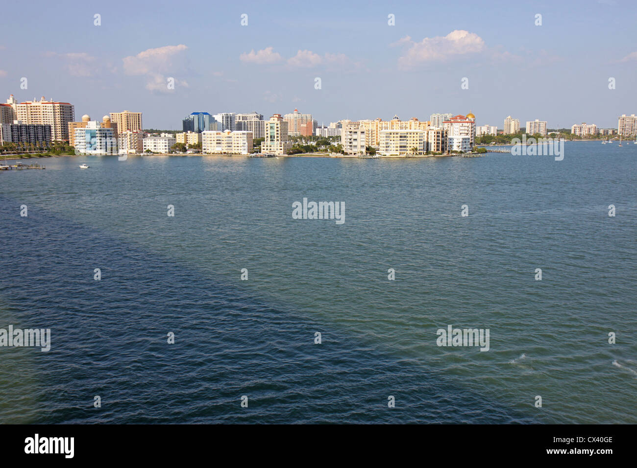 Voir des bâtiments sur le bord de la baie de Sarasota, Sarasota, Floride à partir de l'eau avec ciel bleu et nuages blancs. Banque D'Images