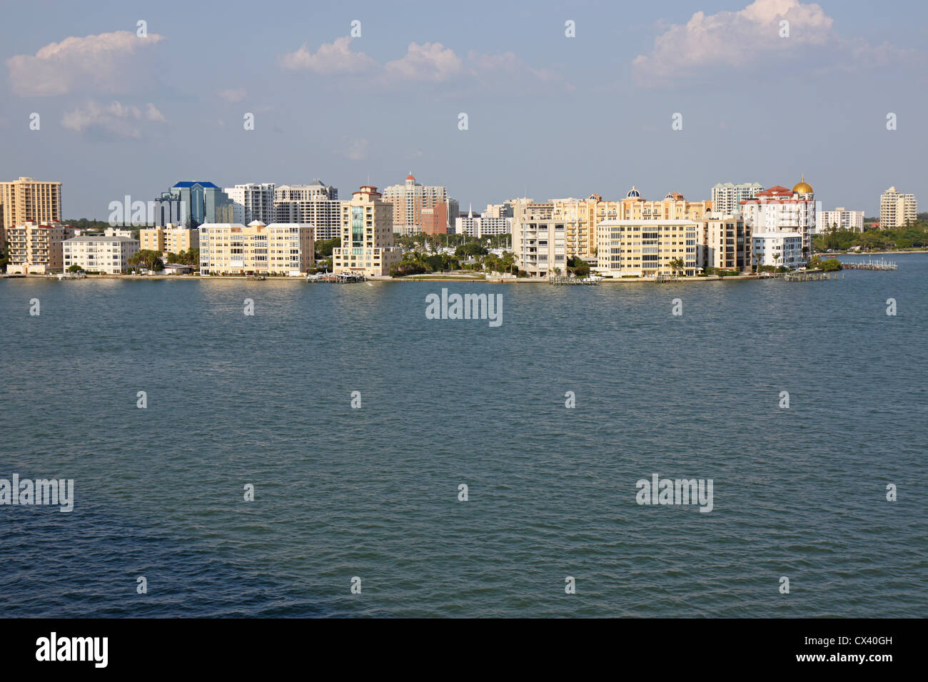 Voir des bâtiments sur le bord de la baie de Sarasota, Sarasota, Floride à partir de l'eau avec ciel bleu et nuages blancs. Banque D'Images